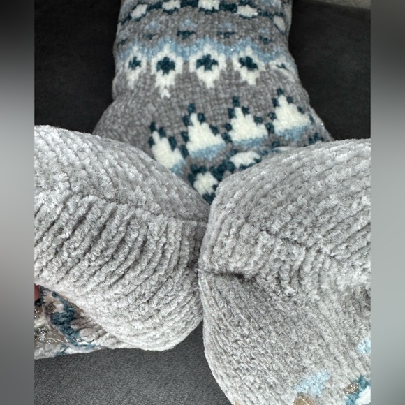 Muk Luks Slip On Cozy Gray and White Knit Slipper Socks - Picture 4 of 5